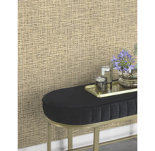 Vue d''une pièce avec un papier peint intissé beige aspect lin, décoré de fleurs et d''accessoires sur une banquette.
