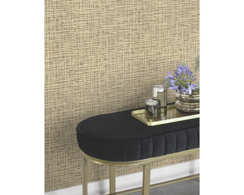 Vue d''une pièce avec un papier peint intissé beige aspect lin, décoré de fleurs et d''accessoires sur une banquette.