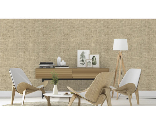 Espace de vie avec papier peint textile, buffet, objets de décoration, lampadaire et chaises