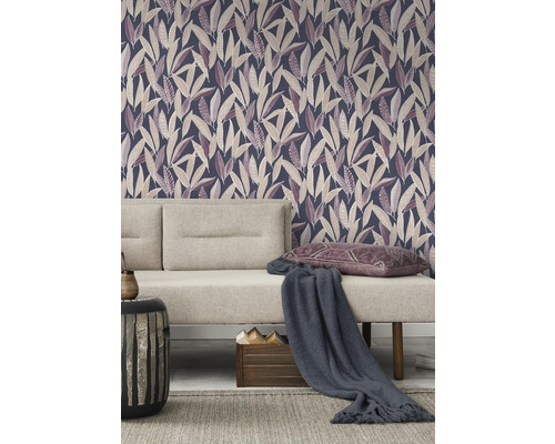 Wohnzimmer mit gemusterter Tapete, Sofa, Kissen und Beistelltisch