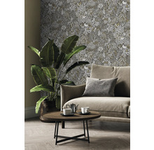Salon avec canapé, table, plante d''intérieur et papier peint à motifs
