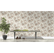 Dekorative Blumentapete mit Bank, Schuhen und Zimmerpflanze