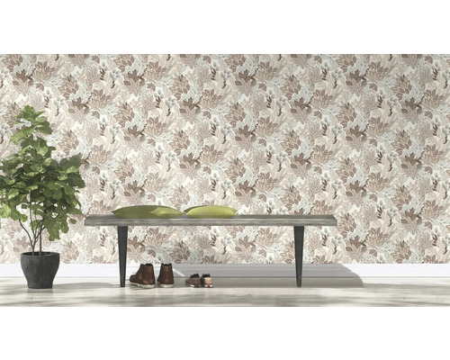 Dekorative Blumentapete mit Bank, Schuhen und Zimmerpflanze
