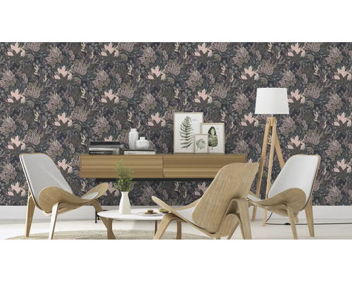 Wohnzimmer mit floral gemusterter Tapete, Holztisch, Stühlen und Stehlampe