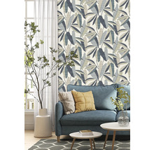 Salon avec canapé et papier peint à motifs de feuilles