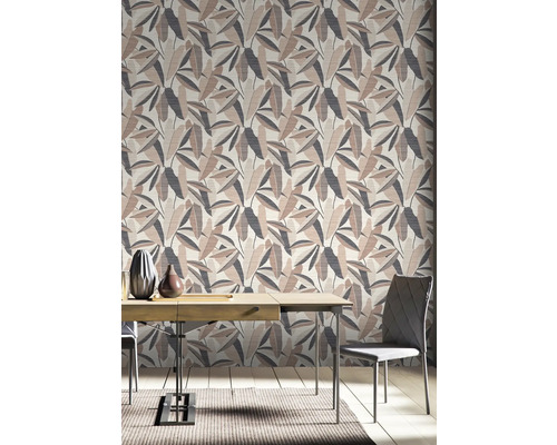 Salon avec papier peint à motifs floraux, table à manger et chaises.