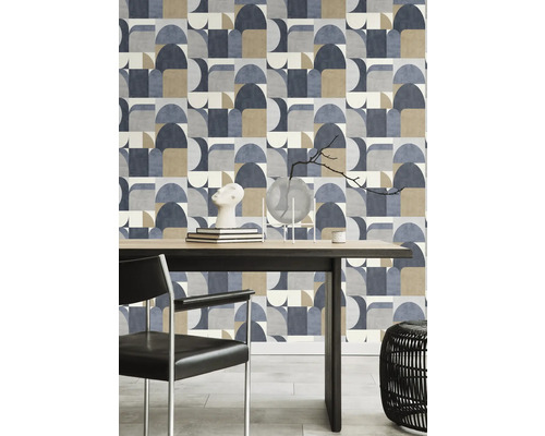 Wohnraum mit geometrischer Tapete und Esstisch mit Stuhl