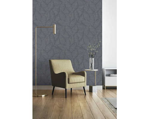 Wohnzimmer mit Sessel, Stehlampe und gemusterter Tapete