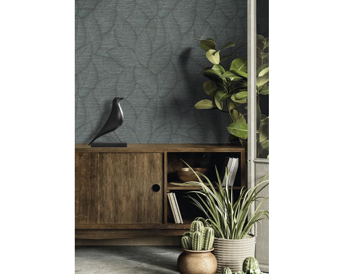 Salon décoratif avec papier peint à motifs, commode en bois et plantes d''intérieur