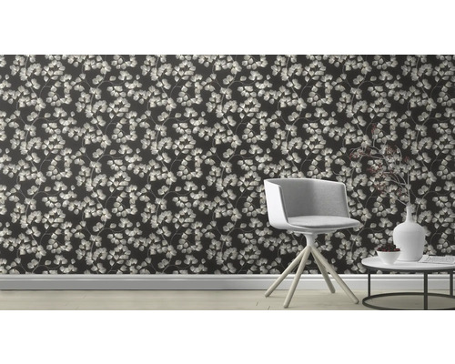 Raumgestaltung mit gemusterter Tapete, Stuhl und Beistelltisch