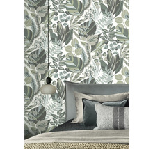 Chambre à coucher avec papier peint botanique dans les tons gris