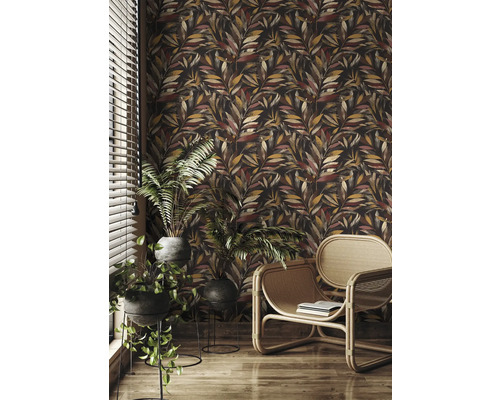 Espace de vie décoratif avec papier peint à motifs de feuilles, plantes d''intérieur et fauteuil en osier