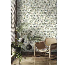 Aménagement intérieur avec papier peint à motifs, plantes et fauteuil