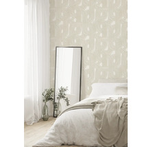 Chambre avec papier peint à motifs, lit et miroir