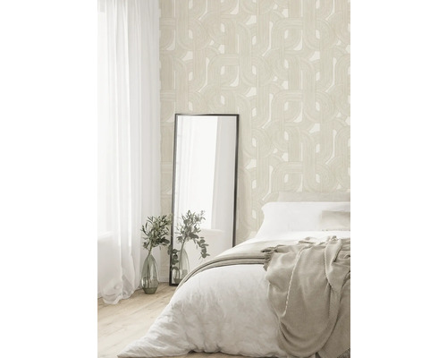 Chambre avec papier peint à motifs, lit et miroir