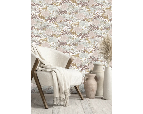 Papier peint décoratif à motifs floraux dans une pièce lumineuse avec fauteuil et vases