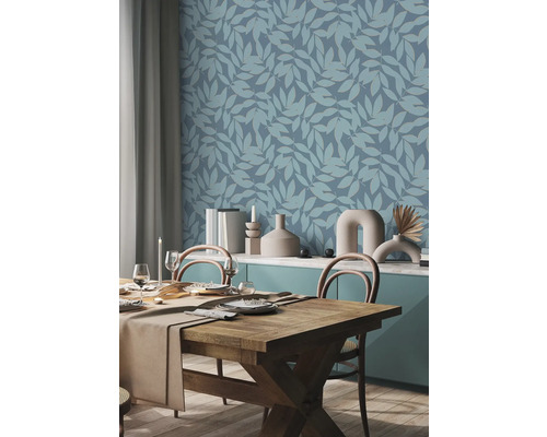 Salle à manger avec table en bois et papier peint à motifs bleus