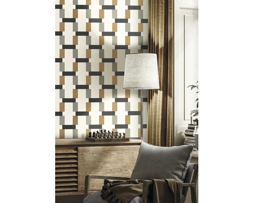 Salon avec papier peint à motifs géométriques et ameublement moderne