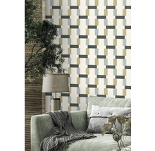 Salon avec papier peint à motifs, canapé et lampe.