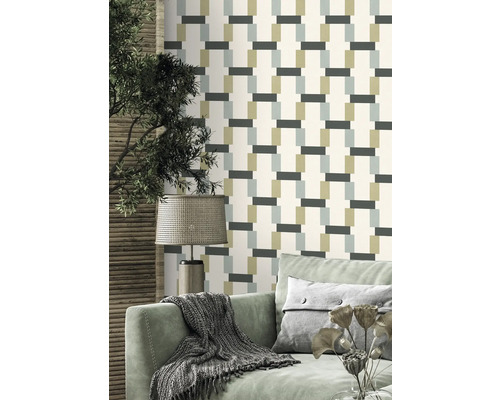 Salon avec papier peint à motifs, canapé et lampe.