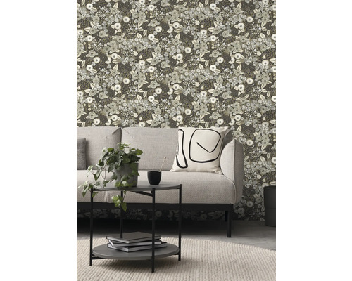 Wohnzimmer mit grauer Couch, Beistelltisch und floral gemusterter Tapete
