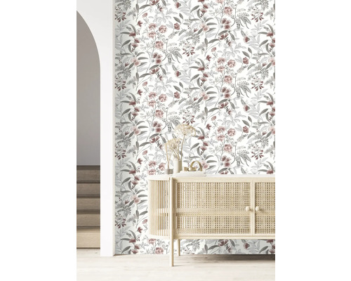 Pièce avec papier peint à motifs floraux et armoire en bois clair