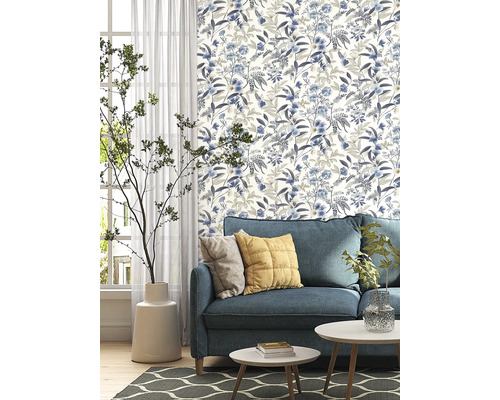 Wohnzimmer mit floral gemusterter Tapete, Sofa und Beistelltischen