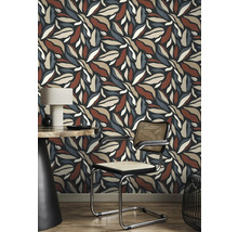 Pièce décorative avec papier peint à motifs floraux, chaise et table