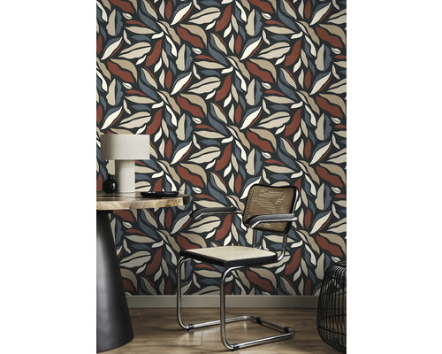 Pièce décorative avec papier peint à motifs floraux, chaise et table