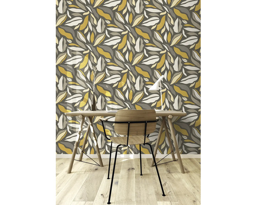 Pièce décorative avec bureau, chaise et papier peint à motif de feuilles