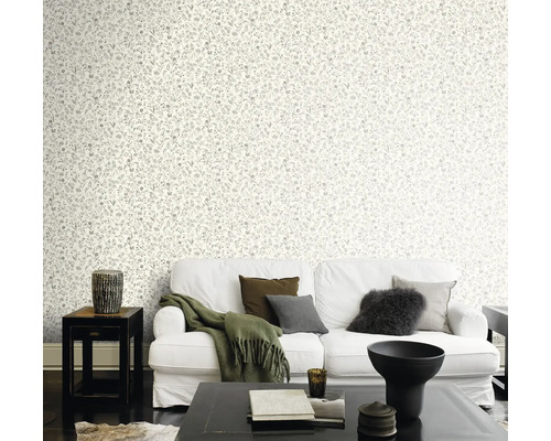 Salon avec papier peint à motifs floraux, canapé, table basse et table d''appoint