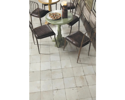 Table dressée avec chaises sur sol carrelé