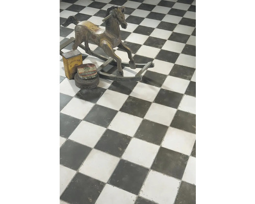 Boden mit Schachbrettmuster und Dekoration