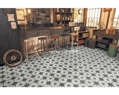 Vue d''une pièce avec des carreaux de sol à motif étoilé, intérieur de style vintage avec tabourets de bar et décorations