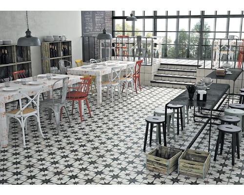 Intérieur de restaurant avec tables, chaises et carrelage au sol à motif étoilé