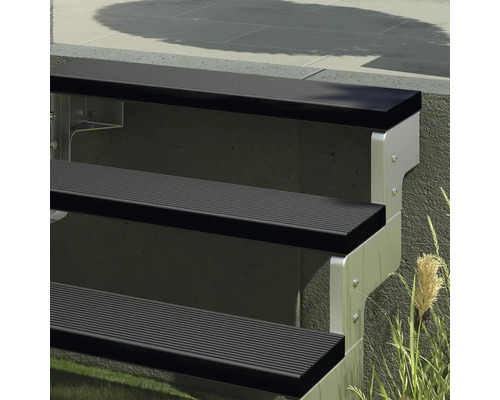Escalier extérieur avec cadre en aluminium et marches en matériau rainuré