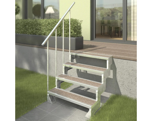 Aussentreppe mit vier Stufen und Handlauf aus Metall