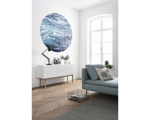 Salon avec buffet, lampe, canapé, tableau mural rond et fenêtre