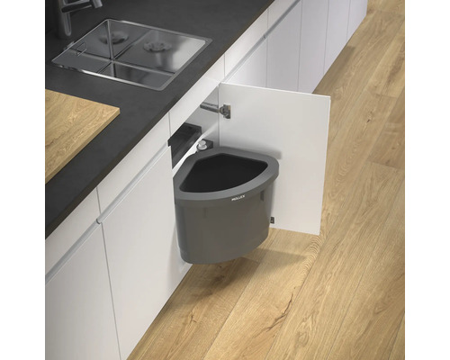 Poubelle d''angle grise intégrée sous l''évier dans une cuisine moderne.