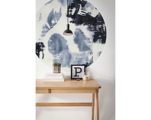 Espace de travail décoré avec bureau, livres, plante, lampe et sticker mural