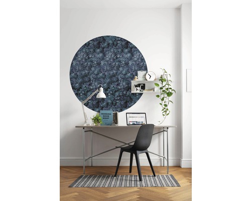 Bureau avec bureau, chaise, sticker mural et décorations