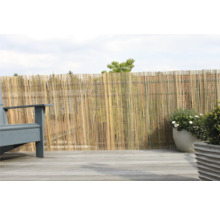 Bambus Sichtschutzzaun auf einer Terrasse mit Holzdeck, neben einem Stuhl und Topfpflanzen