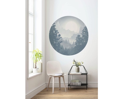 Raumansicht mit Wandtattoo, das eine Waldlandschaft zeigt.