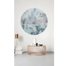 Wohnraum mit geometrischem Wandtattoo, Tisch und Dekoration