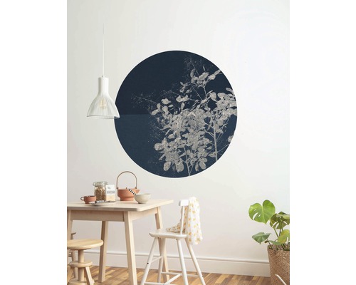 Salle à manger avec table, chaises, suspension et décoration murale avec motif végétal