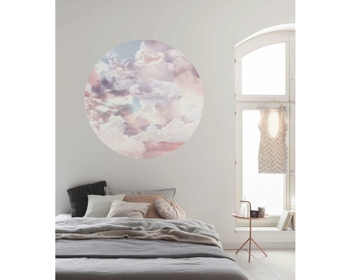 Chambre à coucher avec sticker mural nuages, lit et table d''appoint