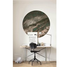 Arbeitszimmer mit Schreibtisch, Stuhl, Kalender und einem runden Wandbild