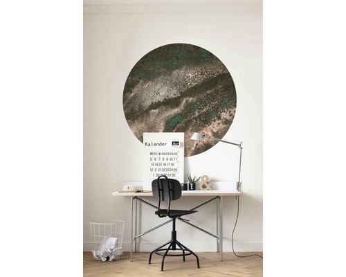 Arbeitszimmer mit Schreibtisch, Stuhl, Kalender und einem runden Wandbild