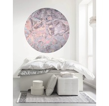 Schlafzimmer mit Bett, Hocker, Teppich und runder Wanddekoration im Kristall-Design für ein helles Ambiente.