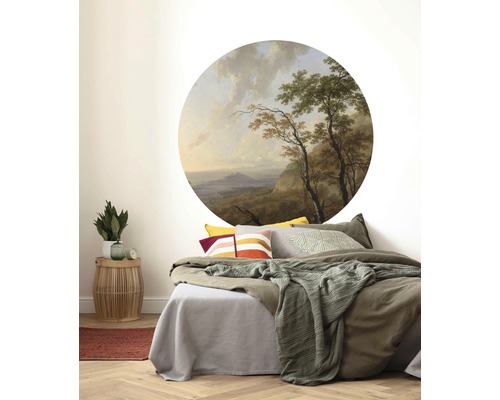 Chambre avec lit, table d''appoint en rotin et sticker mural avec motif de paysage
